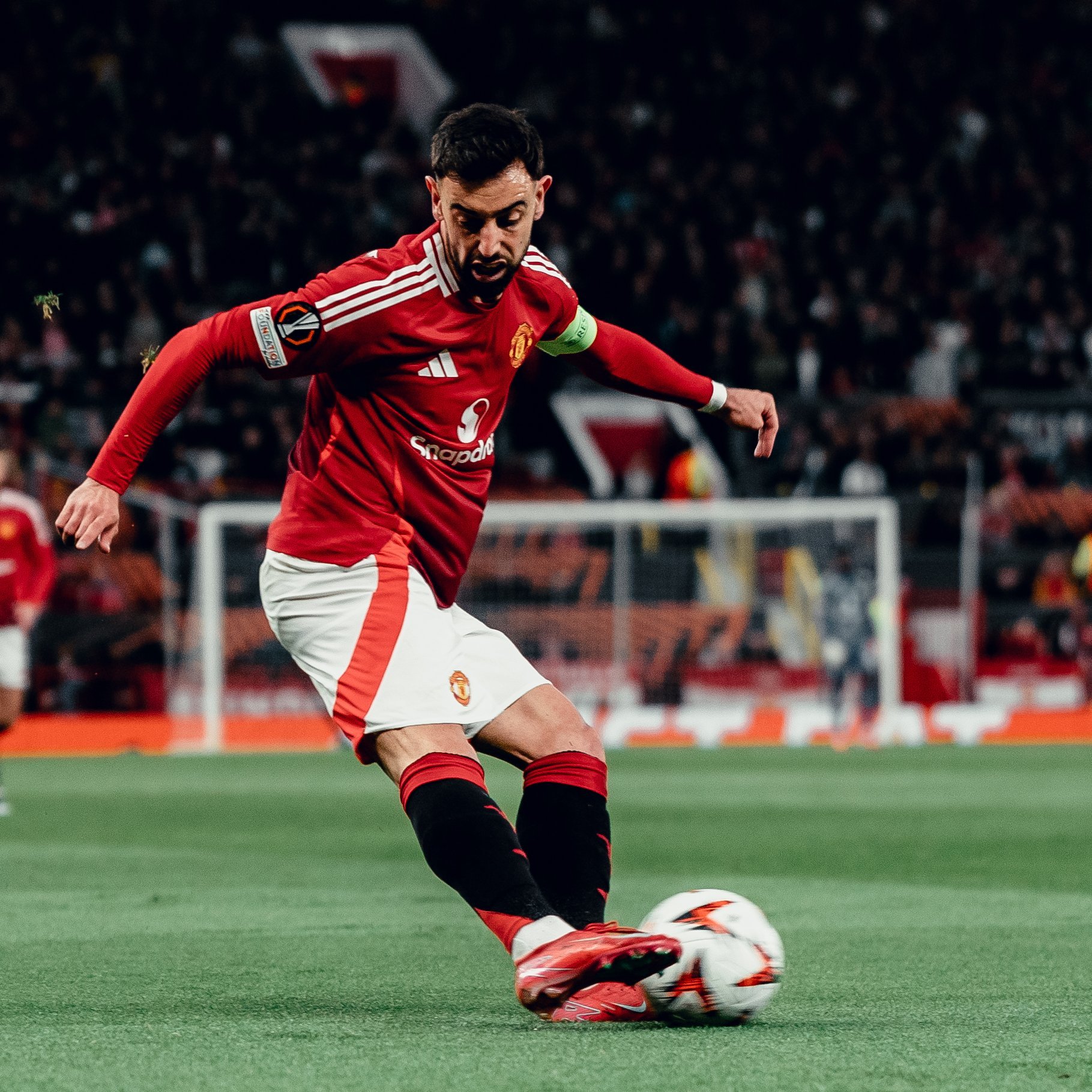 关于里昂队在比赛中表现出色，赢得球迷喝彩的信息