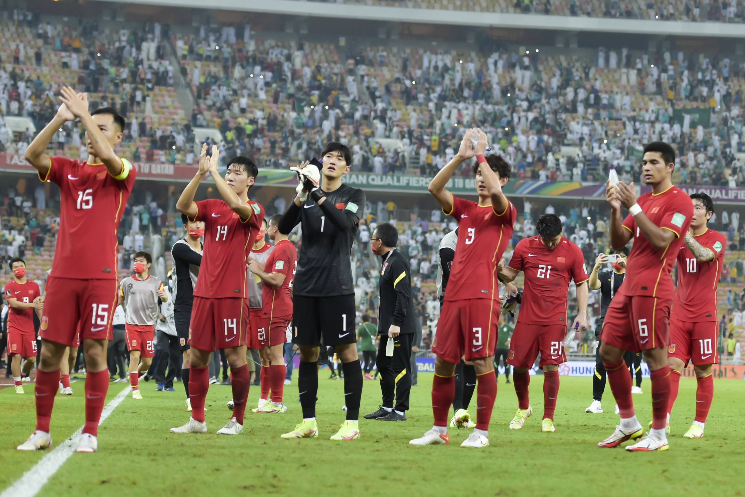 国内联赛冠军之争激烈展开,看球队如何应对 国内联赛冠军之争激烈展开,看球队如何应对