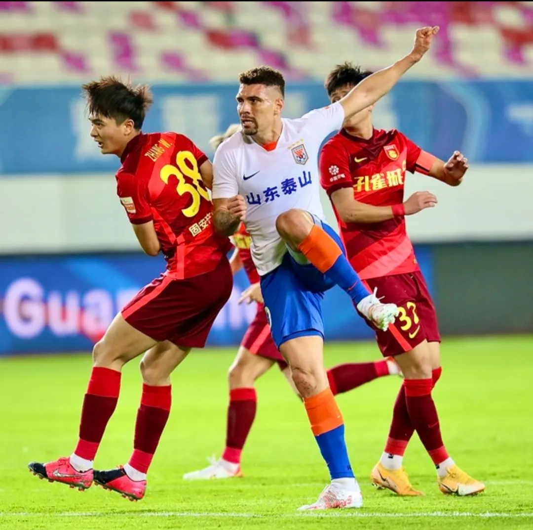 包含热血对决唤起足球激情，球场上风起云涌的词条