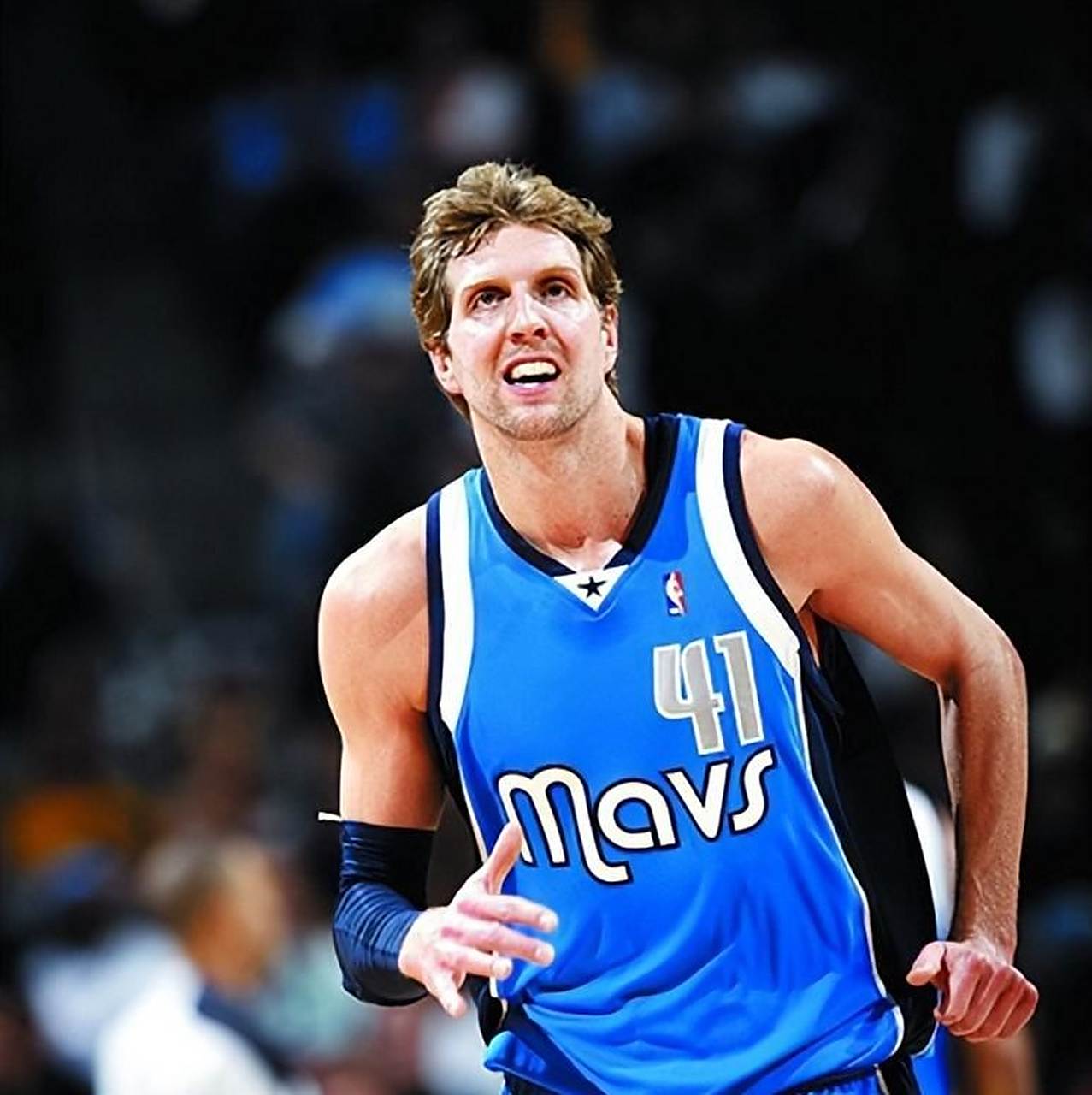 快船内线险胜,哈雷尔突破诺维茨基再下关键一球 快船内线险胜,哈雷尔突破诺维茨基再下关键一球