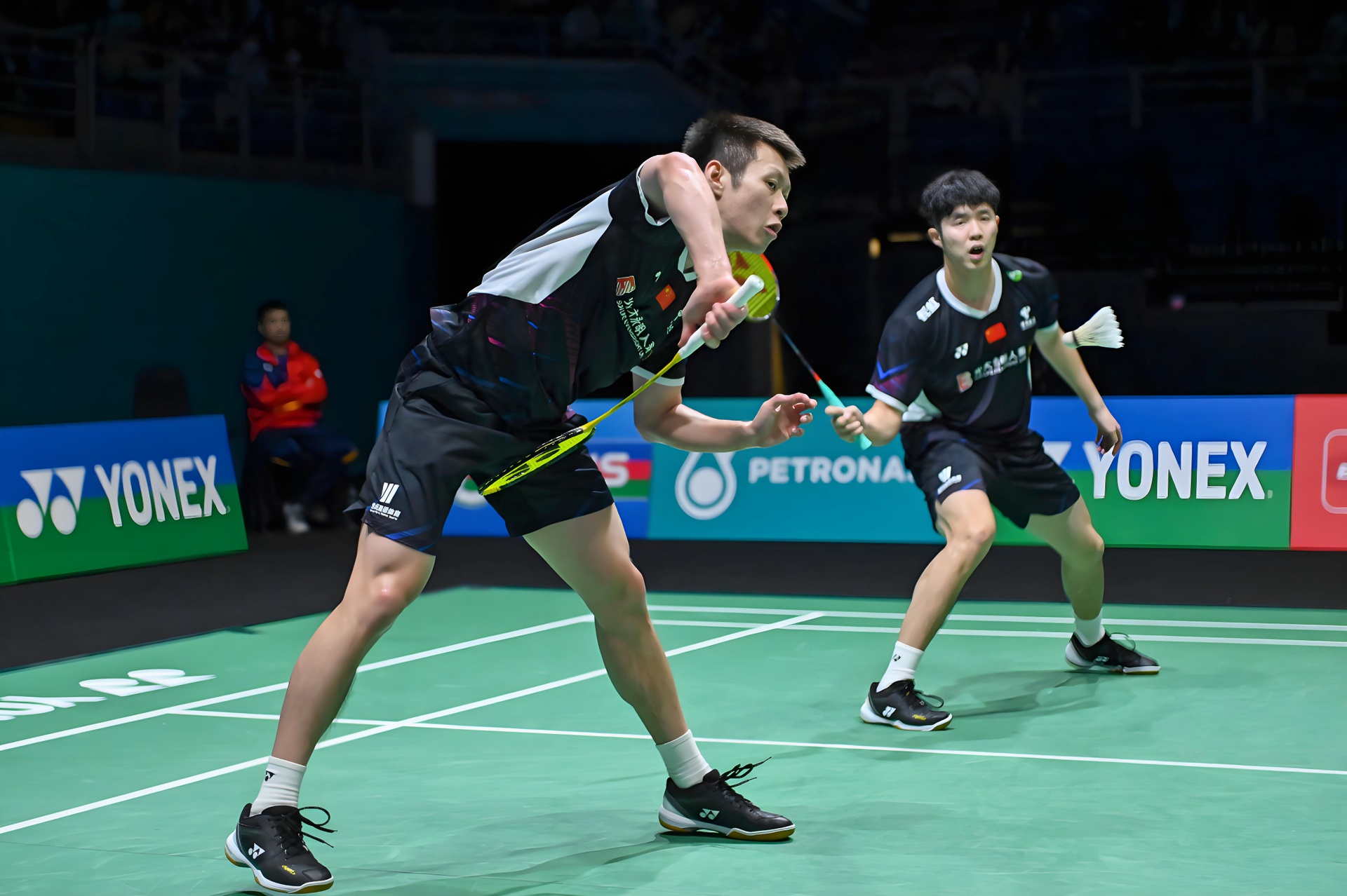 羽毛球比赛中搏杀激烈,胜者居多 羽毛球比赛中搏杀激烈,胜者居多