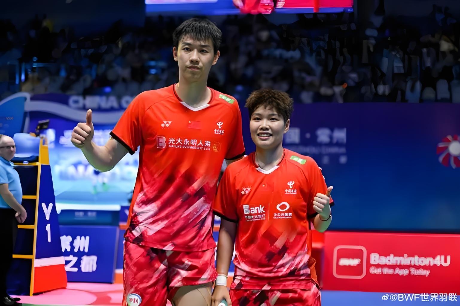 羽毛球比赛中搏杀激烈,胜者居多 羽毛球比赛中搏杀激烈,胜者居多