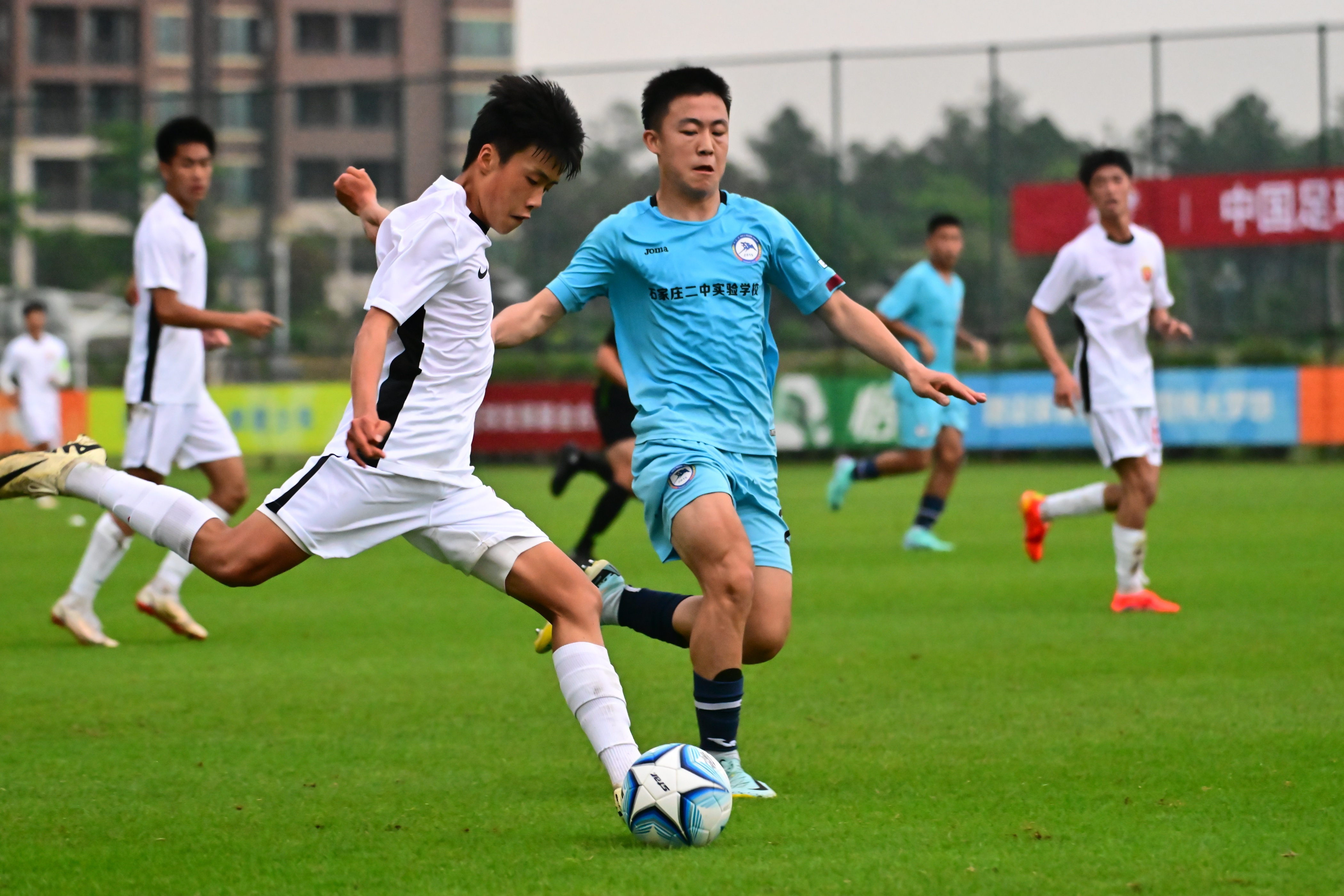 球员们在比赛中兢兢业业，为团队赢得荣誉