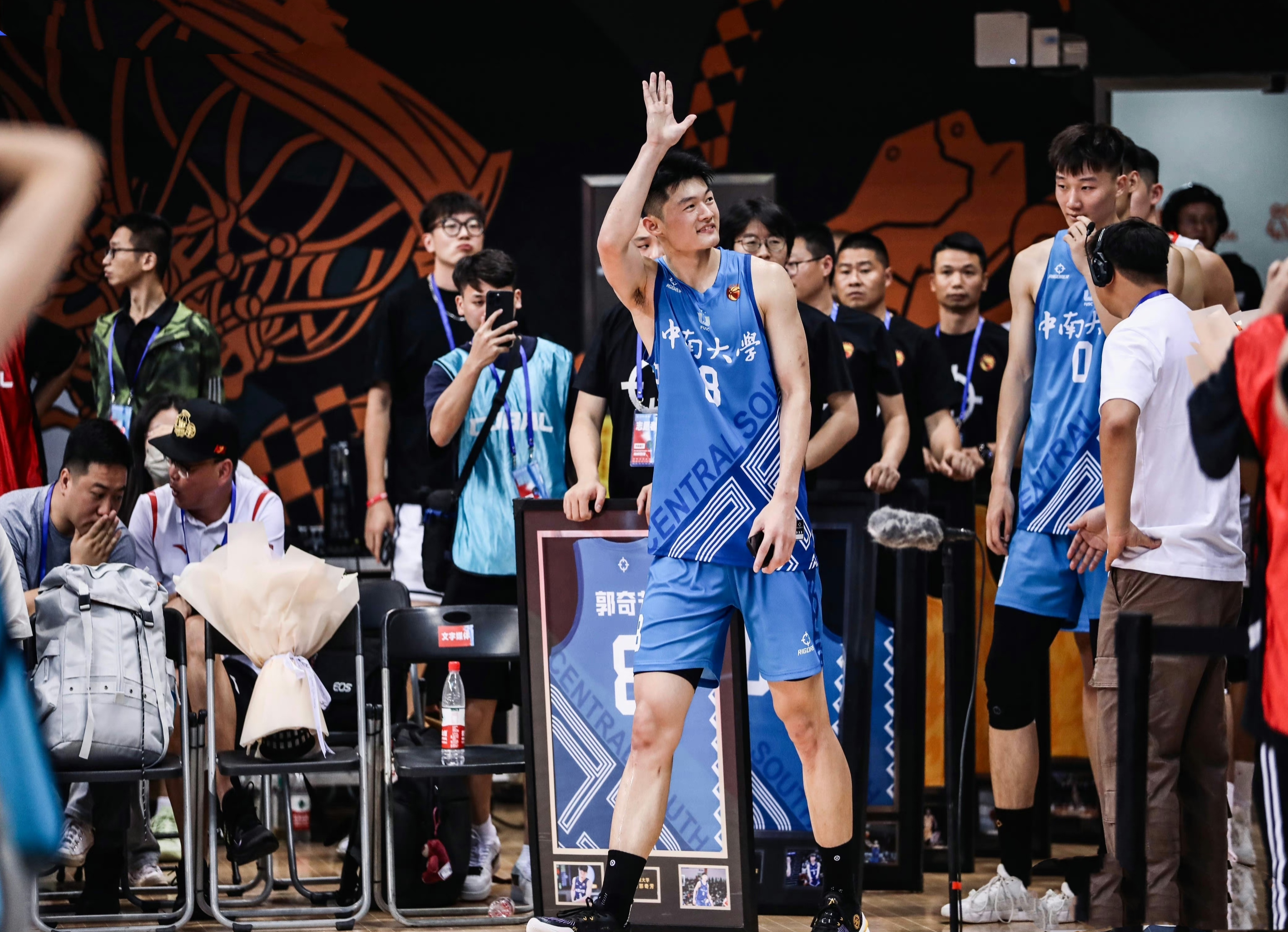 包含一支实力强劲的篮球队伍在男子职业联赛中崭露头角的词条 包含一支实力强劲的篮球队伍在男子职业联赛中崭露头角的词条