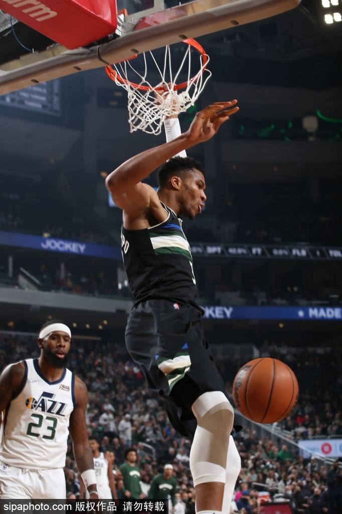 上海队逆转雄鹿，戈贝尔点燃赛场