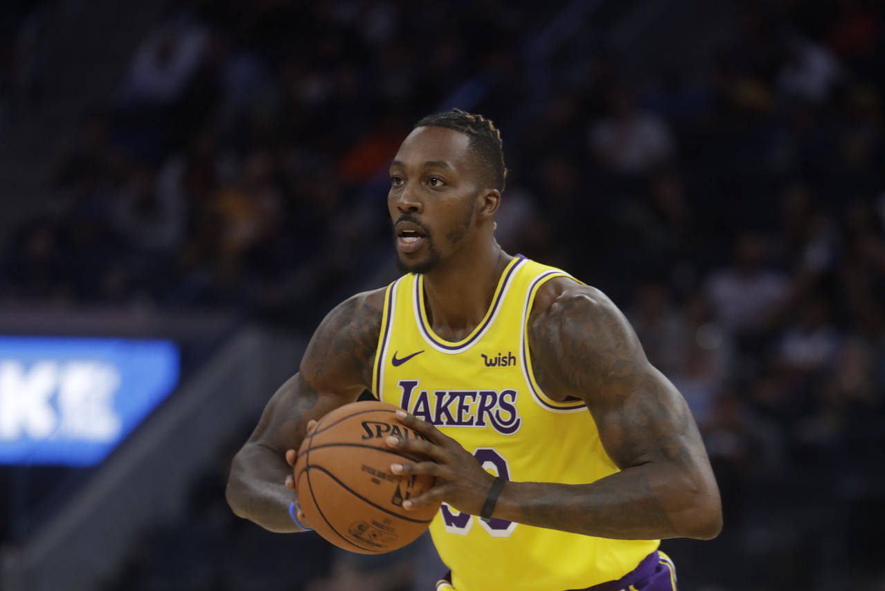 关于篮球名将霍华德复出助力球队，展现领袖风采的信息