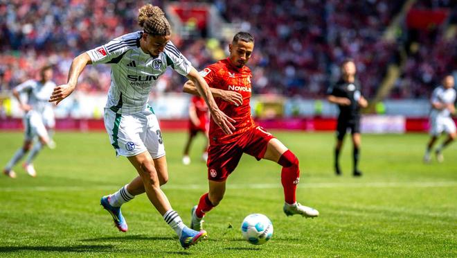 关于沙尔克04新赛季初登榜首，独霸领先位置的信息