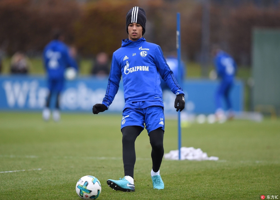 关于沙尔克04新赛季初登榜首，独霸领先位置的信息