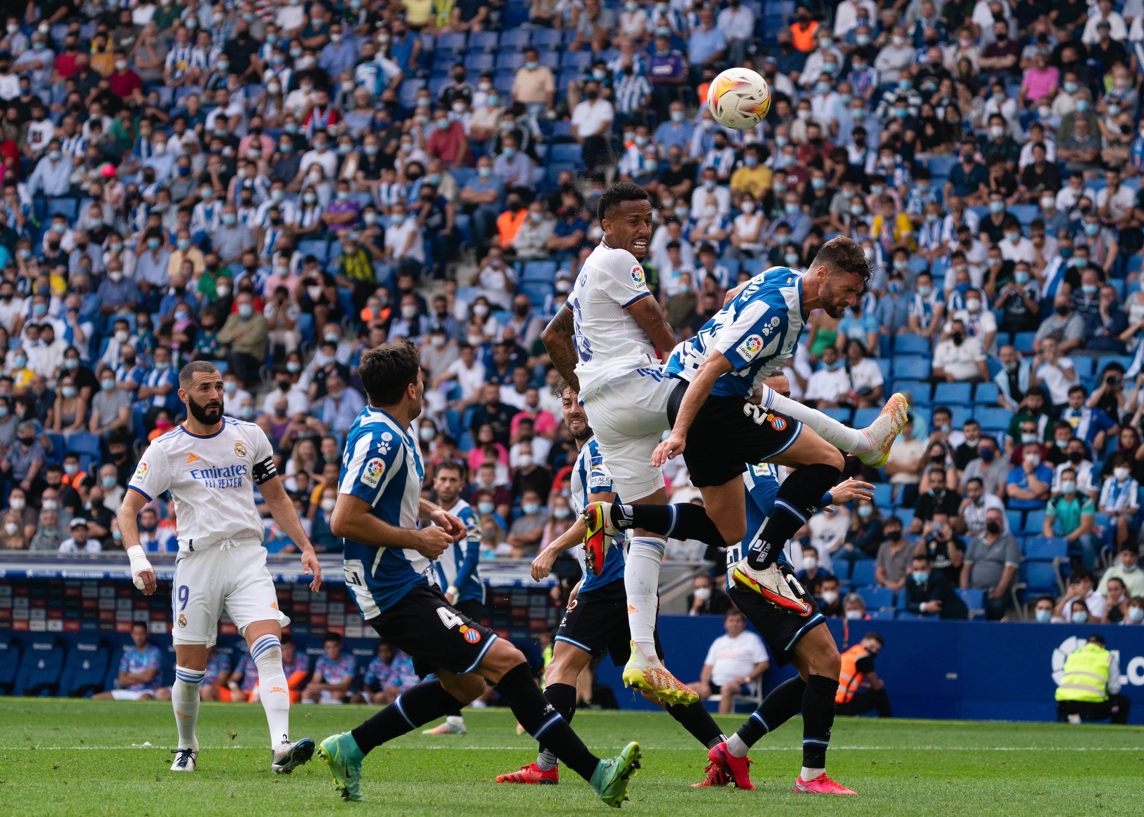 足球赛场上的精彩瞬间让人回味无穷