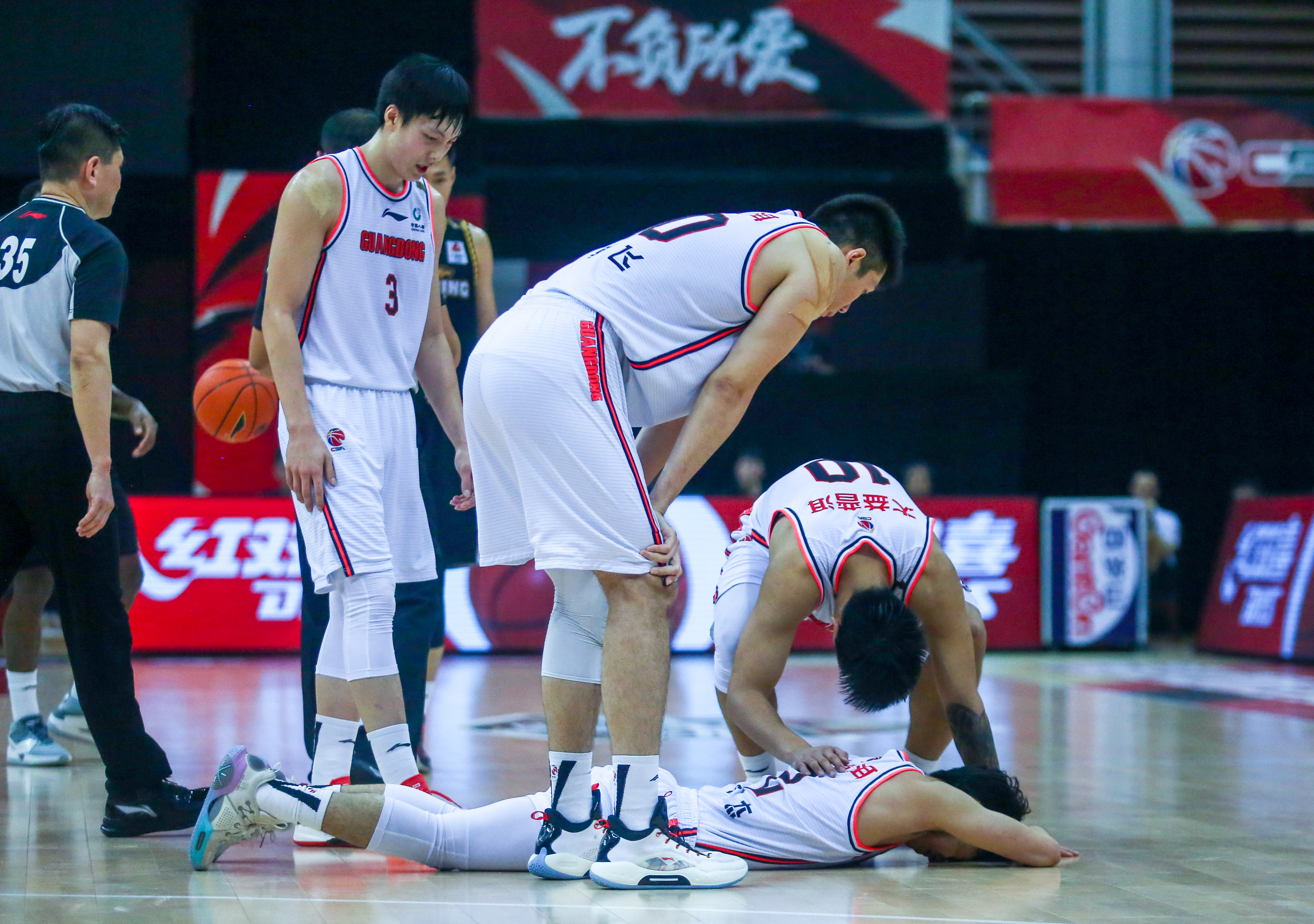 包含猛龙大将受伤下场，队友接力拯救比赛的词条