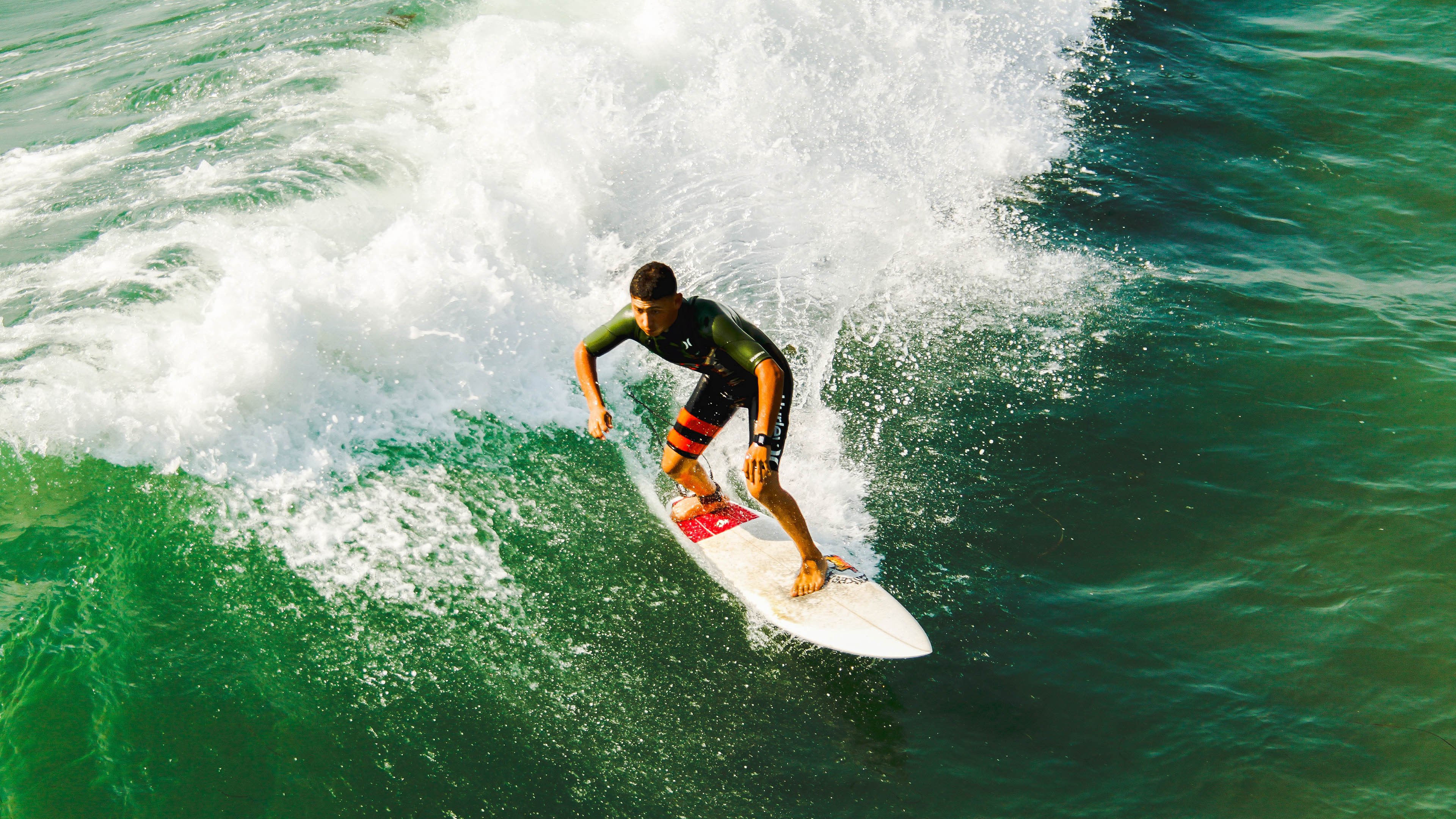爱德华兹关键一击定乾坤,勇士轻取黄蜂展露冠军底蕴